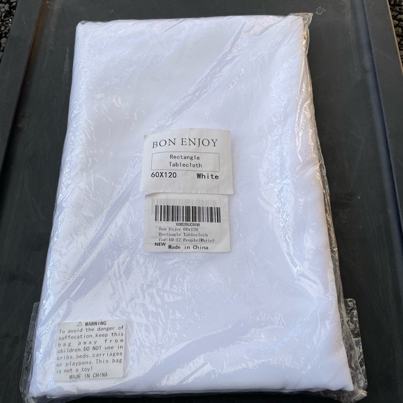 69x120 rectangular tablecloth. White and white napkins 10 count.